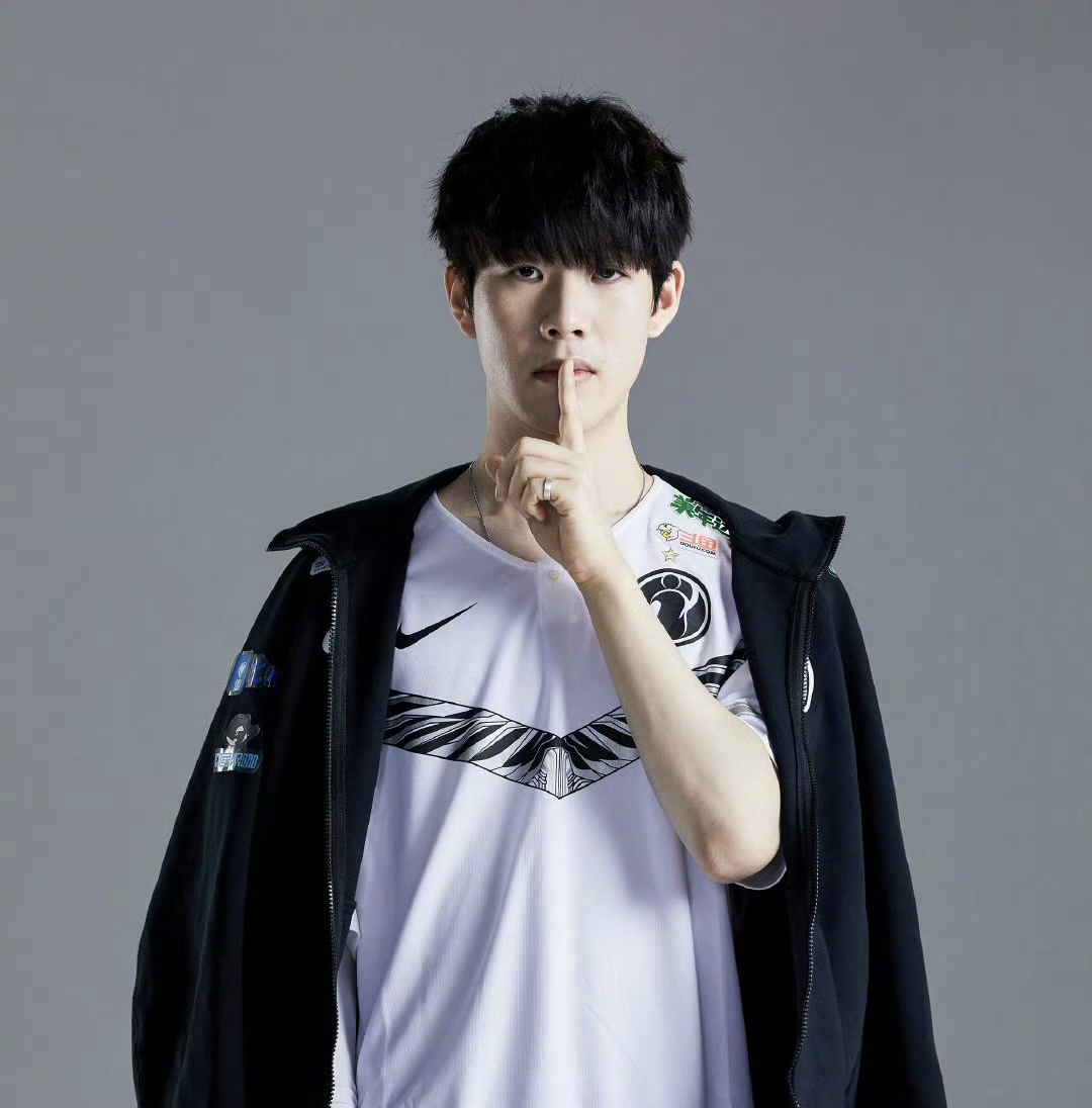 队的中后场 队的中后场